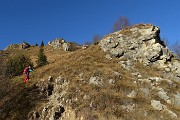 26 In ripida salita verso la croce del Monte Castello